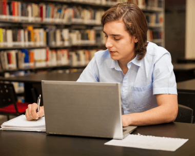 Student benefiting from precise academic French transcription services turning lectures into accurate reference documents.