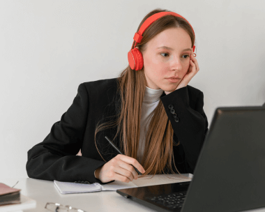 Customer benefiting from polish transcription services certified for meticulous precision in complex legal cases.