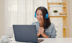 A professional transcriber listening to audio for Chinese transcription.
