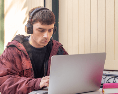Professional transcriber working on Portuguese audio files, illustrating scalable transcription services.