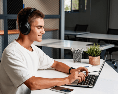 Student benefiting from dependable Shanghainese academic transcription services, transcribing lectures.shanghainese-transcriptions-for-students