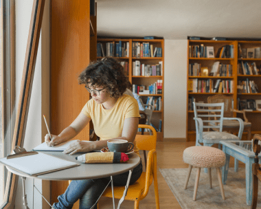 Expert providing accurate Spanish transcription for academic need, ensuring high-quality lecture and interview documentation.